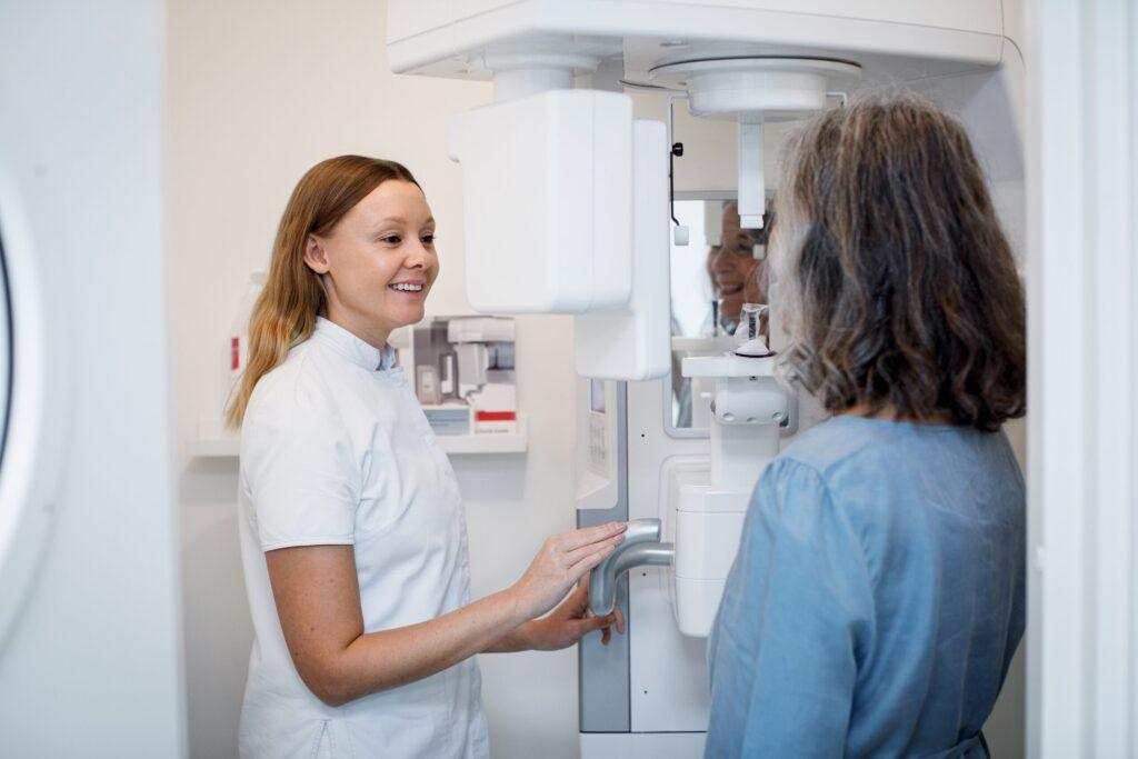 Tandläkare går igenom tiotandvård 2026 med patient hos Baggebytandläkarna
